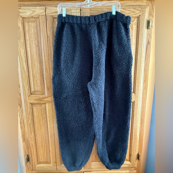 Skims Cozy Black Sherpa Joggers - Picture 3 of 5